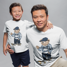 Įkelti vaizdą į galerijos rodinį, Marškinėliai tėčiui ir sūnui su meškiu ant riedlentės