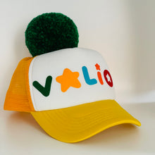 Įkelti vaizdą į galerijos rodinį, Geltona kepurė VALIO vasarai su dideliu bumbulu