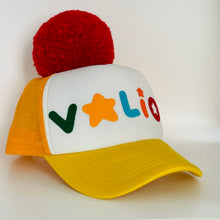 Įkelti vaizdą į galerijos rodinį, Geltona kepurė VALIO vasarai su dideliu bumbulu
