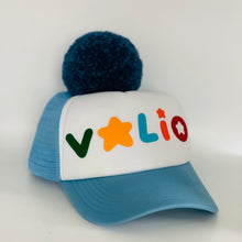Įkelti vaizdą į galerijos rodinį, Mėlyna kepurė VALIO su dideliu ryškiu bumbulu vasarai