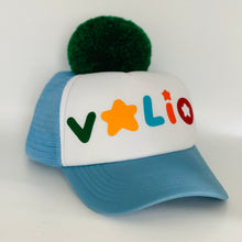 Įkelti vaizdą į galerijos rodinį, Mėlyna kepurė VALIO su dideliu ryškiu bumbulu vasarai