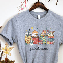 Įkelti vaizdą į galerijos rodinį, Moteriški Kalėdiniai marškinėliai "Gal kavos", XS-3XL
