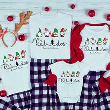 Įkelti vaizdą į galerijos rodinį, Marškinėliai šeimai Kalėdoms. Kalėdinis bodis kūdikiui. Su nykštukais, suderinto dizaino ir vienodu užrašu Geriausios Kalėdos kartu.