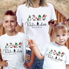 Įkelti vaizdą į galerijos rodinį, Vienodo dizaino Kalėdiniai marškinėliai mamai ir vaikams su nykštukais ir stilingu minimalistiniu užrašu Geriausios Kalėdos Kartu.