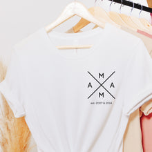 Įkelti vaizdą į galerijos rodinį, Balti minimalistiniai marškinėliai mamai su vaikų gimimo datomis.