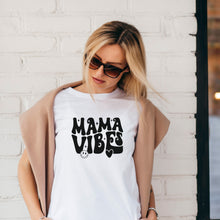 Įkelti vaizdą į galerijos rodinį, Linksmi retro marškinėliai MAMA VIBES, S-2XL