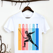 Įkelti vaizdą į galerijos rodinį, Balti marškinėliai fechtuotojui su vardu ir fechtuotojo piešiniu.