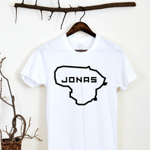 Įkelti vaizdą į galerijos rodinį, Balti marškinėliai Jonas su Lietuvos žemėlapio kontūru. Vardas įrašytas kontūro viduje