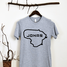 Įkelti vaizdą į galerijos rodinį, Pilki marškinėliai su vardu ir Lietuvos žemėlapio kontūru