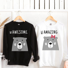 Įkelti vaizdą į galerijos rodinį, dzemperiai porai. juodas vyriskas dzemperis mr. awesome su dideliu meskinu. Baltas moteriskas dzemperis mrs. amazing su dideliu meskinu. vienodi džemperiai.