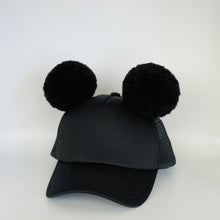 Įkelti vaizdą į galerijos rodinį, Juoda kepurė su dviem bumbulais - ausimis