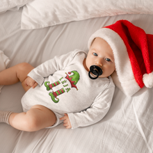 Įkelti vaizdą į galerijos rodinį, Kalėdinis bodis Elfas su vardu. Tinka berniukams ir mergaitėms. Ilgomis rankovėmis, baltos spalvos.