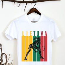 Įkelti vaizdą į galerijos rodinį, Balti teniso marškinėliai Lietuva. Su tenisininkės juodos spalvos siluetu ir Lietuvos vėliavos spalvomis. Užrašas ant marškinėlių Lietuva