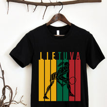 Įkelti vaizdą į galerijos rodinį, Juodi moteriški teniso marškinėliai Lietuva. Su tenisininkės juodos spalvos siluetu ir Lietuvos vėliavos spalvomis. Užrašas ant marškinėlių Lietuva