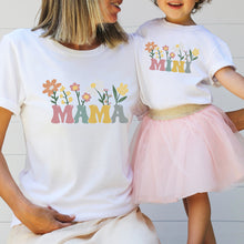 Įkelti vaizdą į galerijos rodinį, Vienodi Marškinėliai Mamai ir Dukrai su gėlėmis &quot;MAMA ir MINI&quot;
