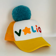 Cargar imagen en el visor de la galería, Geltona kepurė VALIO vasarai su dideliu bumbulu
