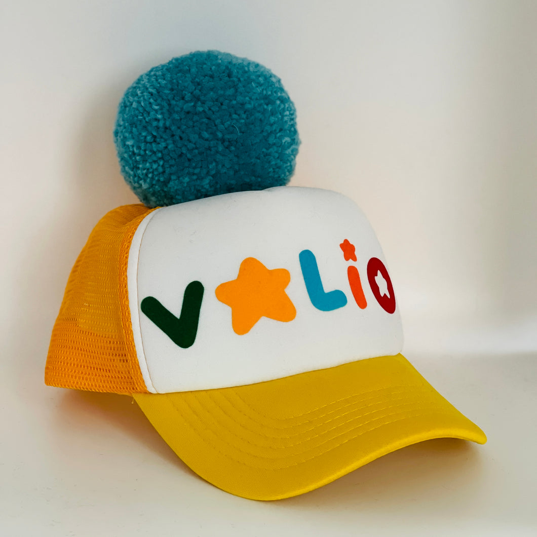 Geltona kepurė VALIO vasarai su dideliu bumbulu