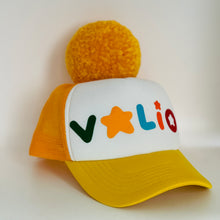 Cargar imagen en el visor de la galería, Geltona kepurė VALIO vasarai su dideliu bumbulu
