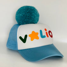Lade das Bild in den Galerie-Viewer, Mėlyna kepurė VALIO su dideliu ryškiu bumbulu vasarai
