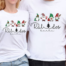 Cargar imagen en el visor de la galería, Kalėdiniai marškinėliai poroms su nykštukais ir užrašu &quot;Geriausios Kalėdos kartu&quot;.
