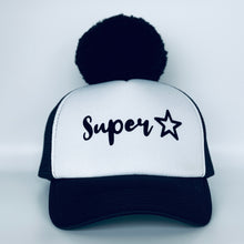 Cargar imagen en el visor de la galería, Juoda kepurė SUPER ŽVAIGŽDĖ su dideliu juodu bumbulu
