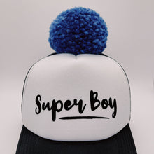 Lade das Bild in den Galerie-Viewer, Juoda kepurė SUPER BOY su dideliu mėlynu bumbulu
