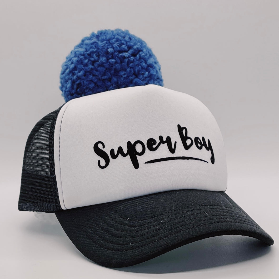 Juoda kepurė SUPER BOY su dideliu mėlynu bumbulu