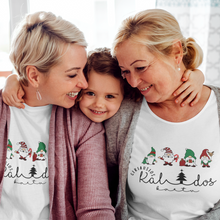 Cargar imagen en el visor de la galería, Kalėdiniai marškinėliai šeimai su nykštukais ir stilizuotu užrašu &quot;Geriausios Kalėdos kartu&quot;

