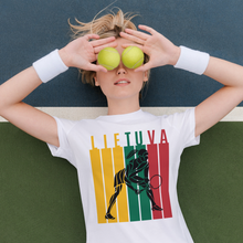 Įkelti vaizdą į galerijos rodinį, Balti teniso marškinėliai Lietuva. Su tenisininkės juodos spalvos siluetu ir Lietuvos vėliavos spalvomis. Užrašas ant marškinėlių Lietuva

